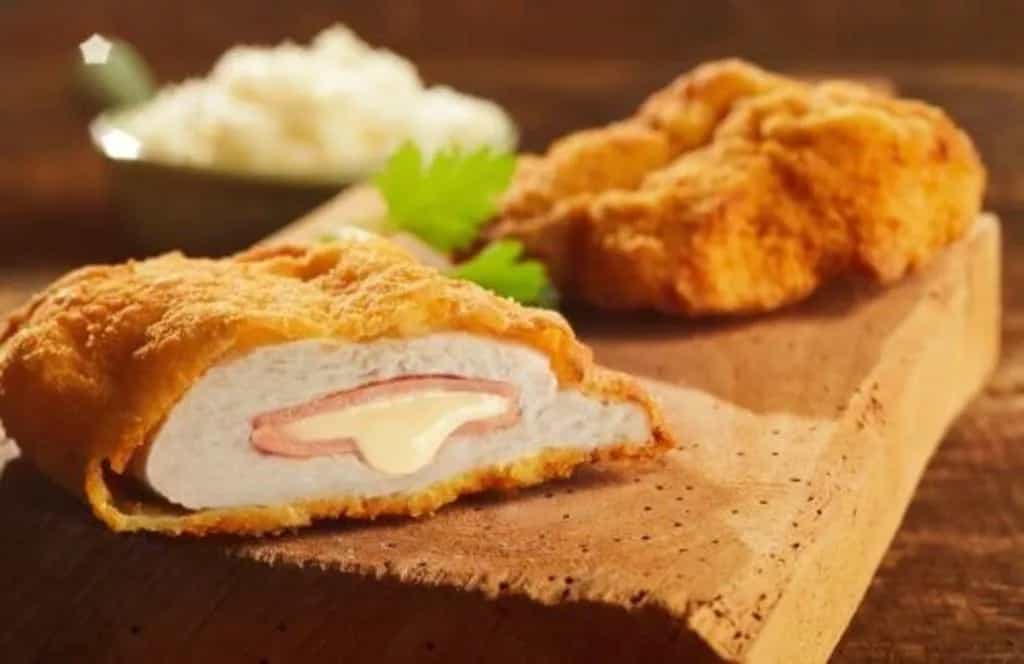 Pollo cordon bleu empanizado con relleno de jamón y queso