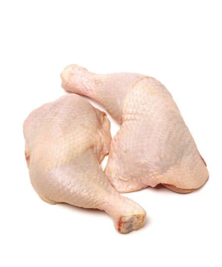 Cuartos traseros de pollo crudos sobre fondo blanco