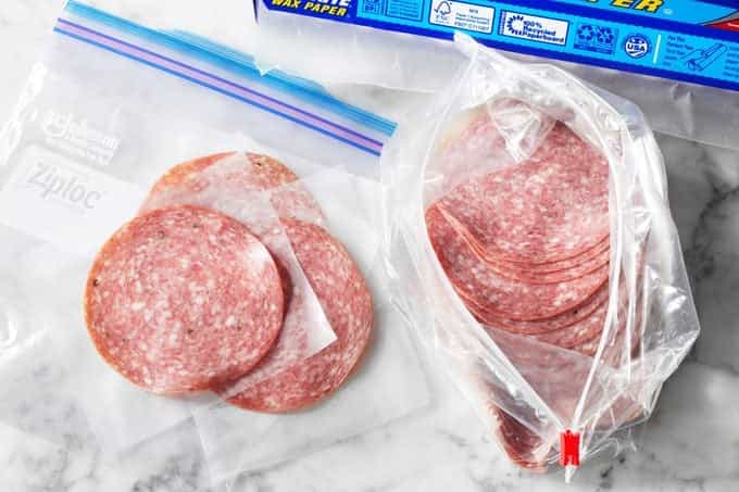 Fiambres rebanados guardados en bolsas de congelación con cierre hermético