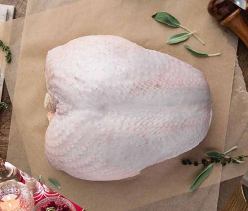 Pavo entero crudo envuelto para congelación
