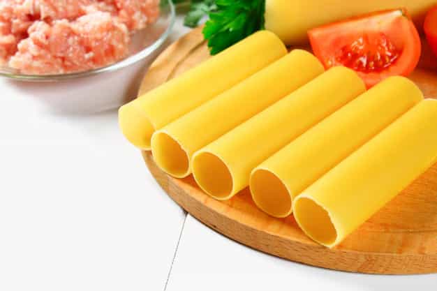 Tubos de cannelloni seco con verduras frescas