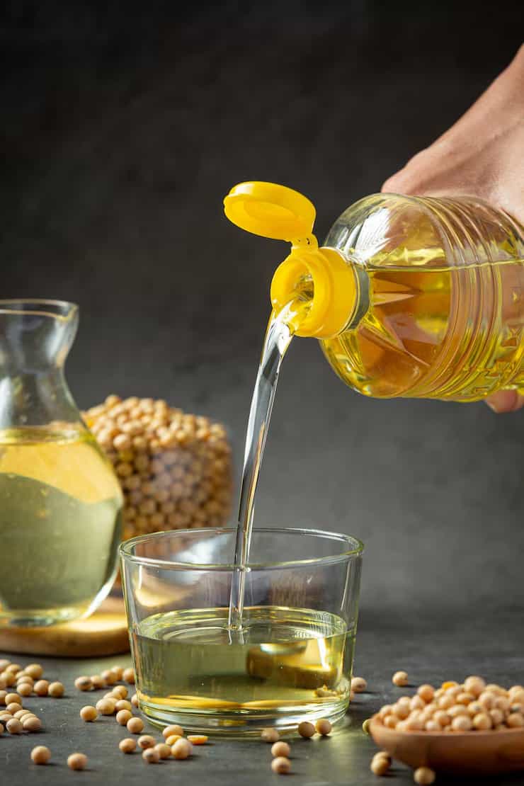 Aceite de soya para cocinar sirviéndose en un recipiente de vidrio