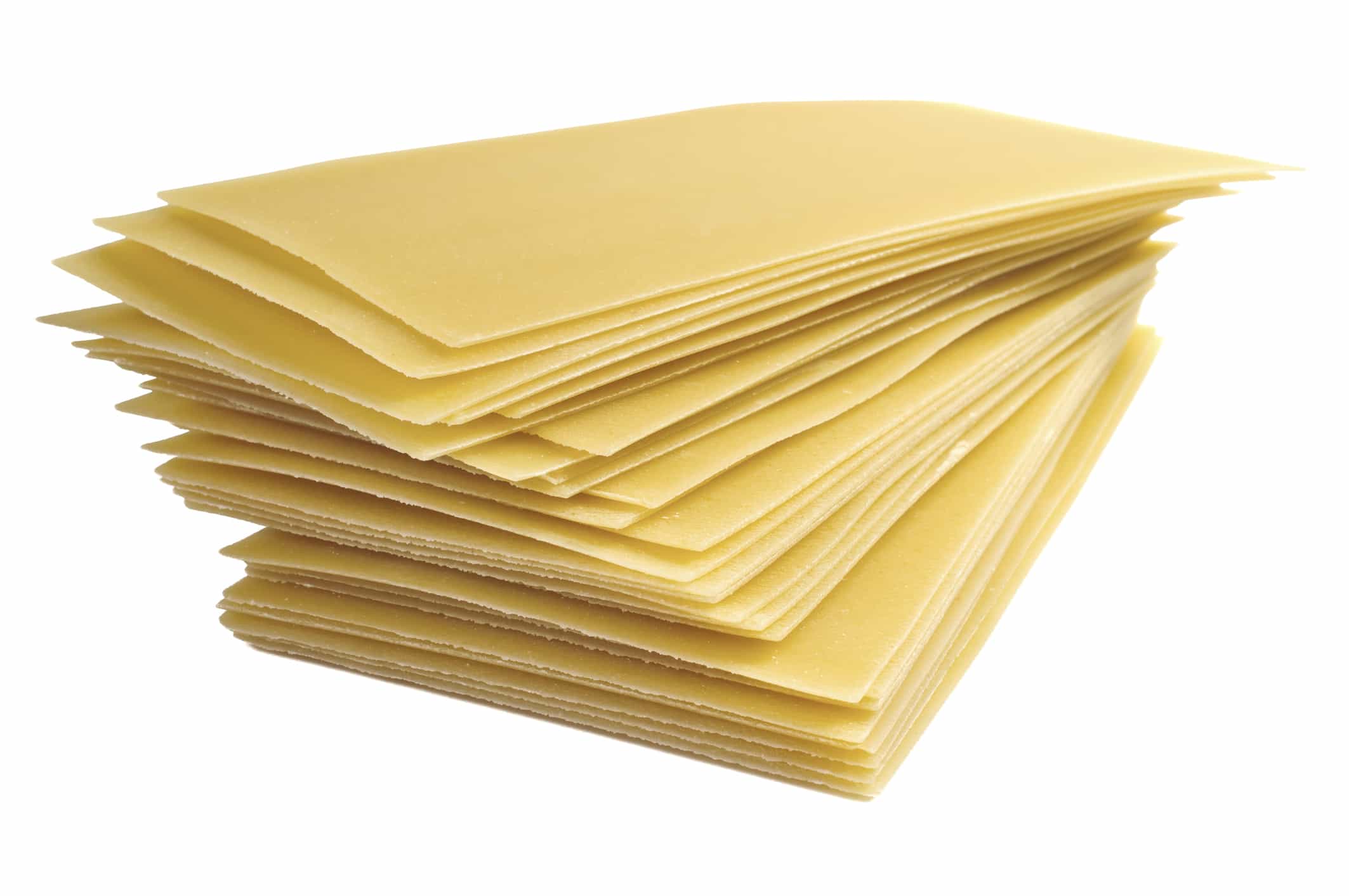 Pila de láminas secas de pasta para lasaña