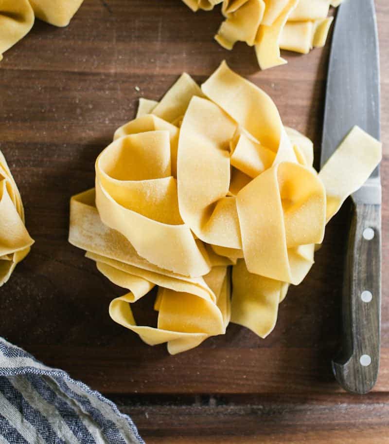 Cintas de pappardelle fresco sobre una tabla de madera