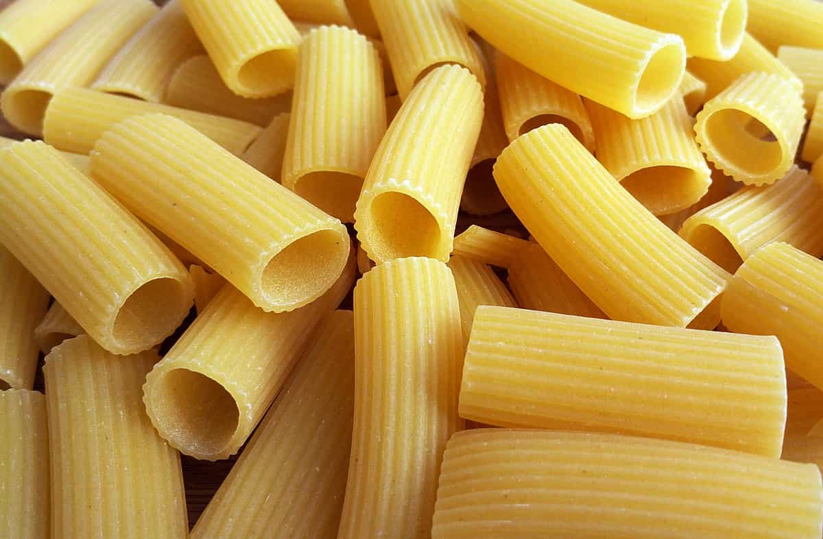 Pasta rigatoni seca en tubos estriados