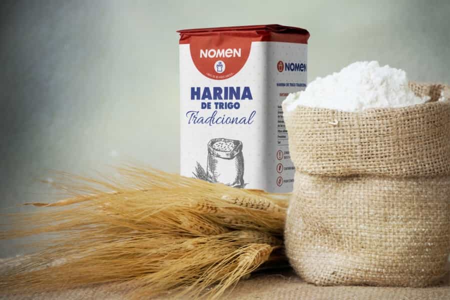 Harina de trigo en saco de yute con espigas y paquetes de harina