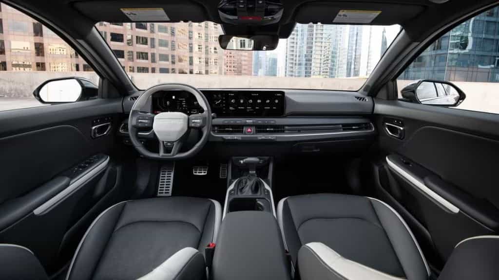 Interior de automóvil moderno con tablero digital y pantalla de infoentretenimiento